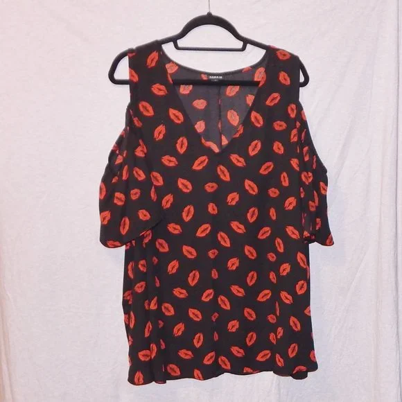 Torrid Lip Print Georgette Flutter Sleeve Cold Shoulder Blouse Size 4X - Picture 3 of 5